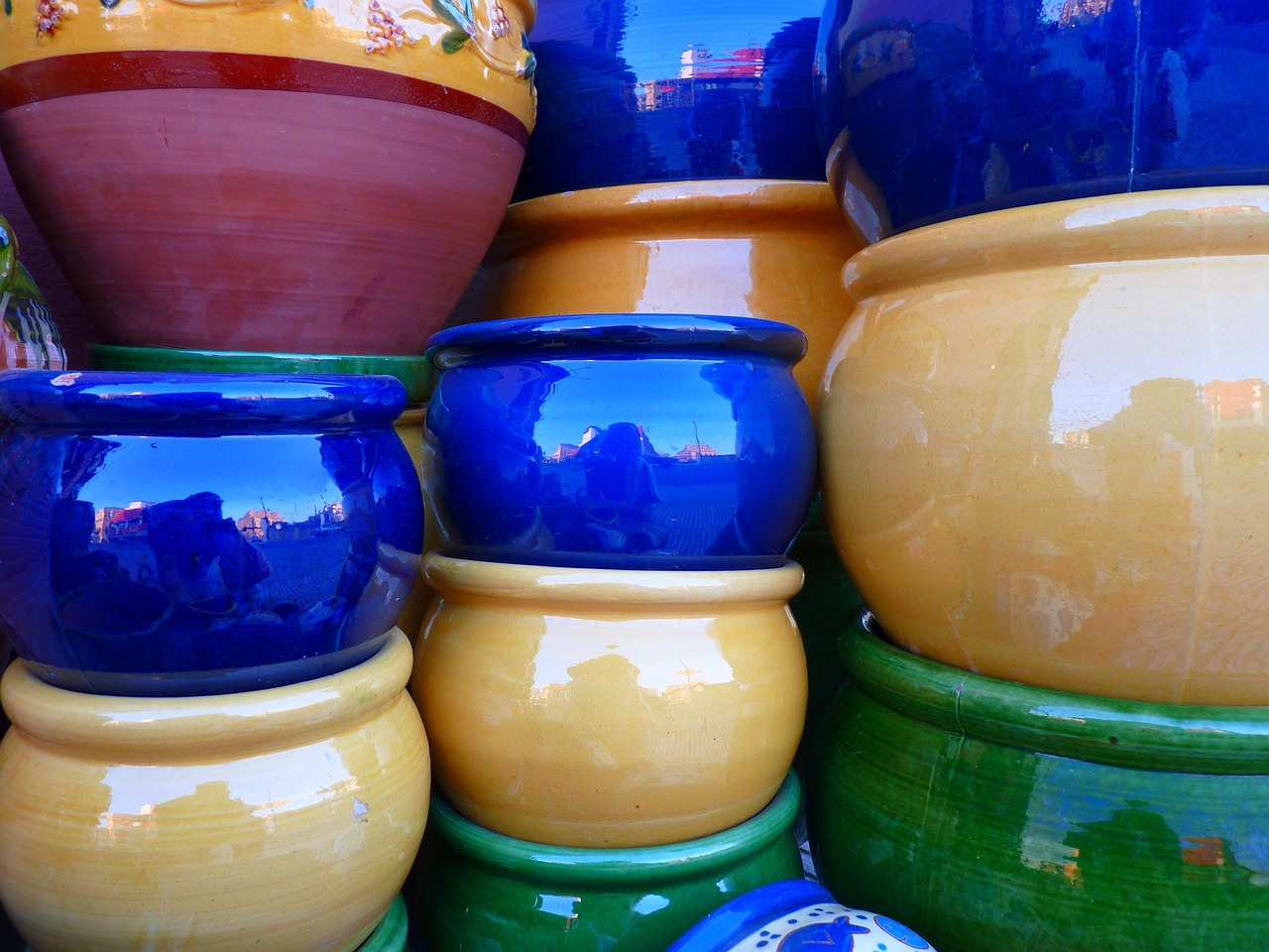 How to Match Glaze Colors to Your Garden's Palette